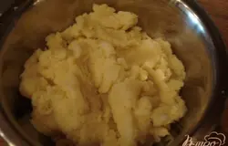 Отвариваем картофель,добавляем сливочное масло и готовим пюре.К пюре добавляем натертый на мелкой терке сыр, чеснок, лук, соль, перец.