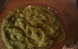 Консервированную кукурузу, горошек измельчаем в блендере.Сверху картофельных шариков наносим слой из зеленого горошка.