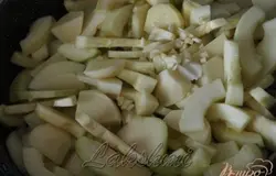Разогреть 1 ст.л. растительного масла в сковороде на среднем огне. Добавить крупно нарезанный лук, давленый чеснок,кабачки и картофель. Готовить в течение 5 минут,помешивая, чтобы овощи не подгорели.