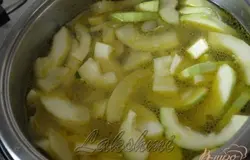 Затем пересыпать овощи в кастрюлю,добавить куриный бульон и воду,довести до кипения и варить до мягкости картофеля около 20 минут.