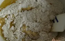 В миску насыпаем муку и выливаем растопленное сливочное масло.Начинаем вымешивать тесто.
