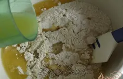 Постепенно добавляем апельсиновый сок,который придаст печенью неповторимый цитрусовый аромат.Вымешиваем нежное,не липнущее к рукам тесто.