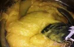 Всыпаем постепенно муку с ванильным сахаром, тщательно перемешиваем. Вот готово тесто