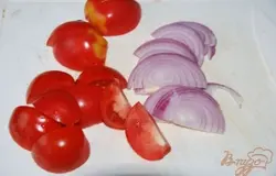 Нарезаем дольками помидоры, полукольцами красный лук.