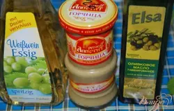 Готовим соус из уксуса, горчицы и оливкового масла.