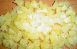 Сыр и ананасы порезать кубиками.