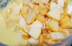Добавляем к смеси порезанные яблоки.