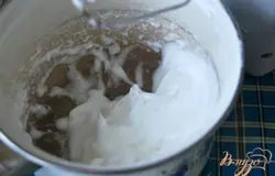 Белки взбиваем до устойчивых пиков.