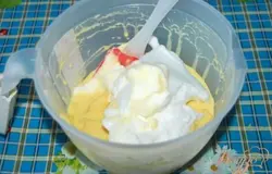 Добавляем белки к омлетной смеси, аккуратно перемешиваем лопаткой.