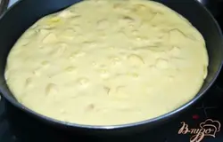 На сковороду наливаем масло, нагреваем, выкладываем омлетную смесь, жарим под крышкой до румяности с обоих сторон.