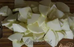 Кабачки разрезать на четвертинки тонкими пластинками.