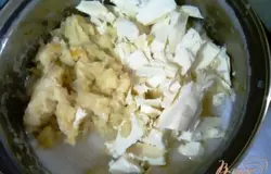 Сварить из манки и молока кашу. Сахар добавить в конце варки, перемешать и остудить. Затем добавить сливочное масло и лимон (его мы предварительно вместе с кожурой натрем на терке либо измельчим в блендере) и все хорошо перемешать.