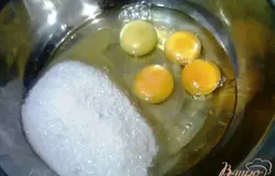 Яйца растереть с сахаром, добавить размягченное сливочное масло, гашеную уксусом соду и муку. Вымешать.