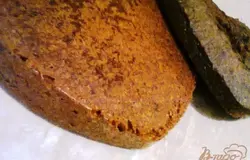 Затем выпекать коржи в духовке при 200 градусов до сухой спички. Каждый корж разрезать на два, чтоб получилось два белых и два темных.