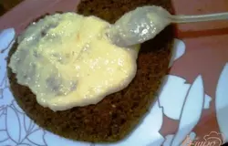Укладываем первый слой на блюдо и смазываем его кремом из манки.