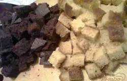 Остальные коржи я порезала на кубики и стала выкладывать слои из кубиков, формировать юбку куклы. Слои промазывала кремом.