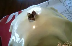Затем я накрыла торт готовой мастикой нужного размера, так же даю ссылку http://vpuzo.com/vypechka/5062-mastika.htmlР’ центре сдела углубление, куда потом поместила куклу (ее предварительно вымала и завернула в пищевую пленку).