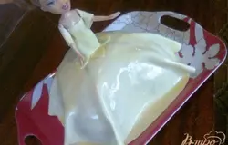 Вот и сама кукла!))) Ее я так же "одела" в мастику и весь торт, чтоб он блестел, смазала сиропом из водки и меда 1:1.