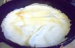 Разогреть растительное масло в другой сковороде и выпечь тонкие блины.