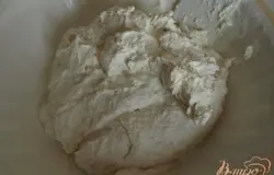 Брынзу измельчаем в комбайне с добавлением столовой ложки сливочного масла. Ставим ненадолго в морозилку, чтобы масса потом хорошо лепилась.