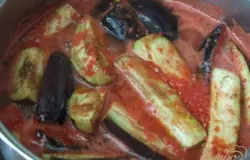Приготовить маринад из масла, соли, сахара и уксуса. Закипятить. Влить томатный сок и снова закипятить.В кипящий маринад выложить синие, даем закипеть под крышкой, проварить 5 мин.