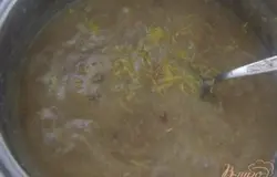 Довести до кипения и уварить примерно на одну треть, чтобы джем загустел.