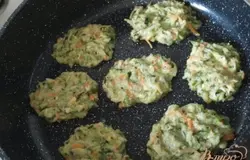 На сковороде разогреть масло,выкладывать массу столовой ложкой и жарить оладьи с двух сторон.
