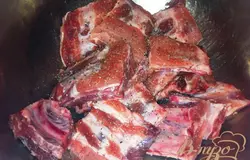 Ребра моем, вытираем бумажным полотенцем, перчим по вкусу и заливаем нашим маринадом. Ставим в холодильник минимум на 4 часа.