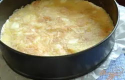 1/3 яблочной смеси выложить на сухой слой. Удобно разложить небольшими "кучками", а потом их разровнять, соединив в сплошной слой.