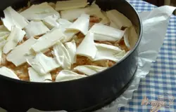 Должно быть 3 слоя сухой смеси и 3 слоя яблок (яблок мне не хватило, на верх терла еще). Выложить по верху ломтики холодного маргарина.
