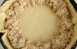 Форму для выпечки я застелила пергаментной бумагой, смазала маслом. Тесто раскатать, "выстелить" им форму. "Свисающие" края срезать. Выложить начинку.