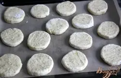 Разогреть духовку до 200*С. Выложить печенье на бумагу для выпечки и запекать ок.15 мин., до характерного коричневатого оттенка.