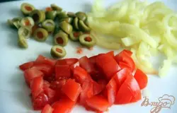 Прец нарезать полукольцами, а  томаты - кубиком. Оливки - кружочками.
