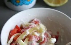 Смешать продукты, заправить соком лимлона и кефиром (у меня - простокваша)