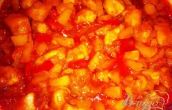 Готово! Добавить кусочки курицы (теперь по желанию можно добавить сок от ананасов), тушить помешивая 7-10 минут.Выключить огонь и закрыть крышкой, дать настояться около 10 минут. Подавать с рисом.Приятного аппетита!!=)