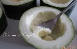 Кабачок нарезать на высокие "шайбы", вычистить середину, оставив дно.На сковороде с оливковым маслом их поджарить с обеих сторон и под закрытой крышкой, так чтобы они стали полумягкими.
