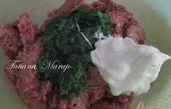 Фарш смешать с пюре из шпината и сметаной. Обжаренные кабачки уложить в смазанную оливковым маслом керамическую форму для запекания.