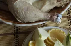 Курицу обмыть,обсушить бумажным полотенцем.Лук крупно нарезать дольками,лимон кружками(или дольками).