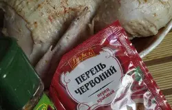 Курицу натереть приправой и красным молотым перцем снаружи и внутри.