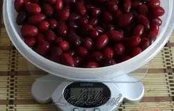 Ягоды кизила перебрать,оторвать хвостики и промыть под проточной водой.