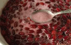 В миску налить воду,добавить сахар,мешать пока сахар не растворится,потом засыпать в сироп ягоды.Проварить их 8 минут на медленном огне,снимая пенку,отставить.Через 6-7 часов снова проварить несколько минут и отставить.Через 6-7 часов проварить третий раз и разлить горячее варенье в стерильные банки.