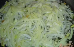 Лук нарезаем полукольцами и обжариваем на растительном масле.