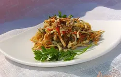 Готово! А теперь пришло время насладиться необыкновенно вкусным салатом. Приятного аппетита!