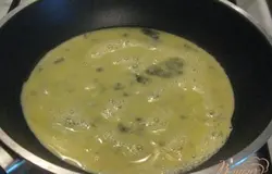 Из одного яйца, столовой ложки молока и соли готовим омлет.
