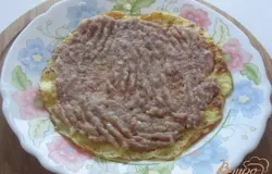 На каждый омлет тонким слоем кладем мясной фарш.