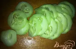 Огурцы очищаем от кожицы, нарезаем на тоненькие кружочки, солим, оставляем на несколько минут.