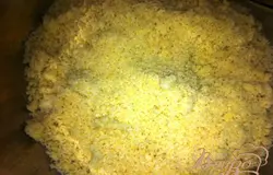 Смолоть миндаль в муку в комбайне или кофемолке.