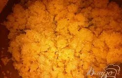 Всыпать миндальную муку в миску, добавить мягкое масло, сахар и замесить тесто, поставить на огонь и все время мешать, до зарумянивания миндальной массы