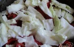 Капусту порезать кусочками. Несколько верхних листьев оставить. Кусочки капусты положить на перец.
