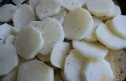 Сверху нарезать ломтиками картофель. Посолить, поперчить.
